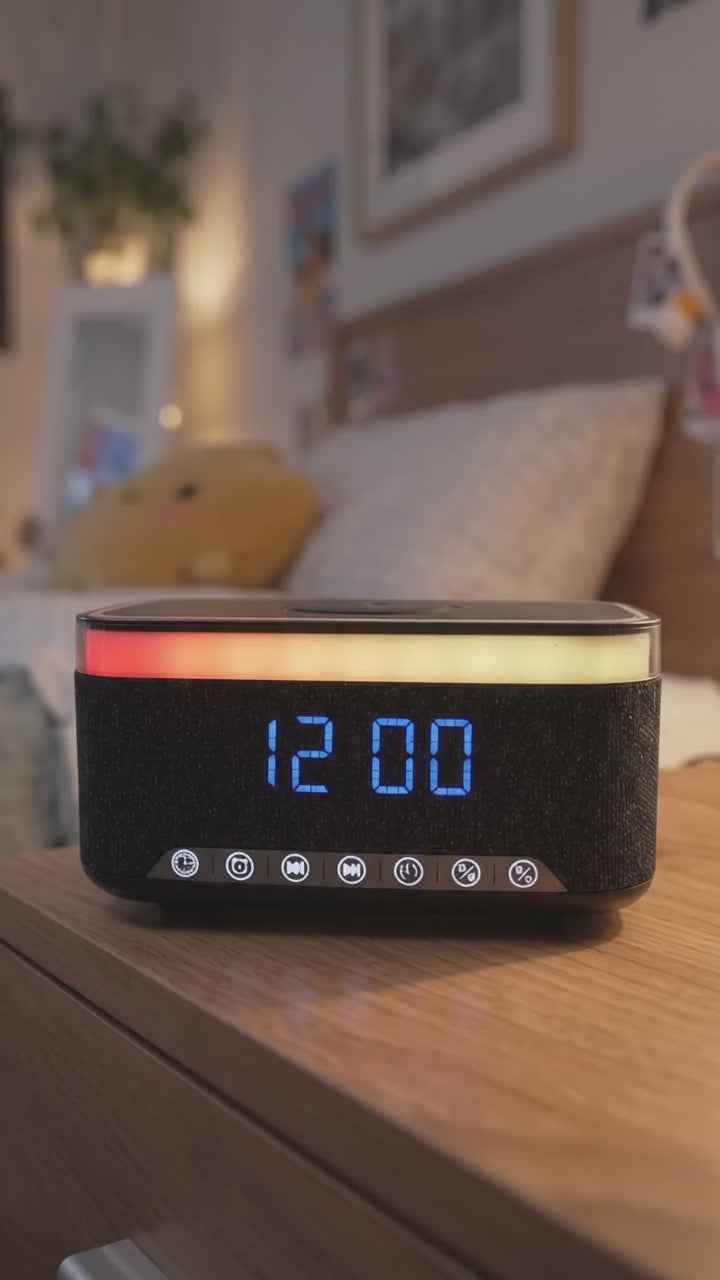 Denver ECQ-112B Digitalwecker mit Akku 1.200 mAh, Bluetooth 5.0, Qi-Laden 15 W, 7 Wecktönen, Weißrauschen, USB/SD/AUX, RGB, Schwarz