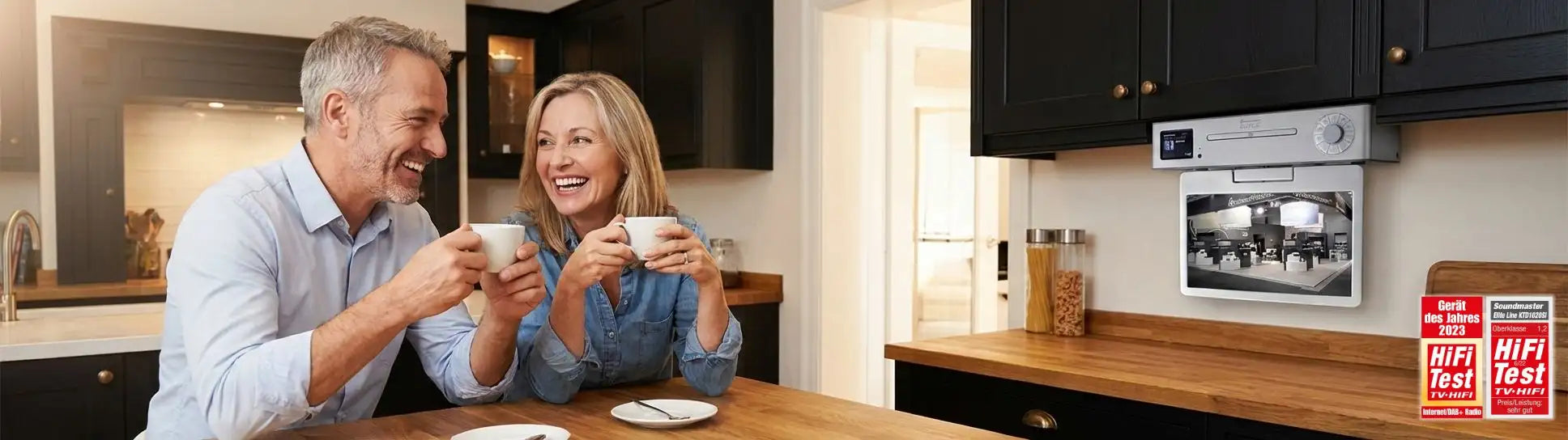 Silbergerahmte, eingebaute Küchenkamera mit einem schlanken, modernen Design und einem kleinen Display-Bildschirm.