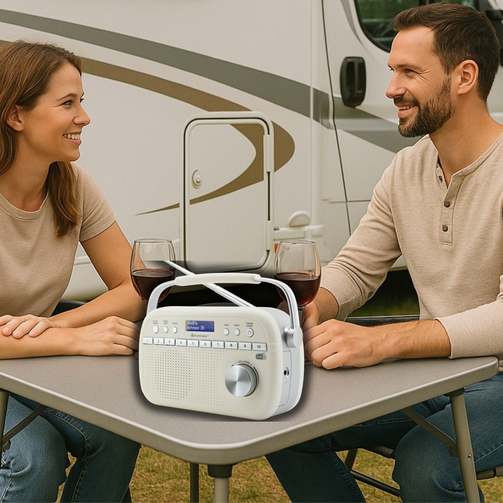 soundmaster dab280be tragbares dab und ukw rds digitalradio mit kopfhorerbuchse retro design – Seitenansicht – Produktbild von Soundmaxx Online