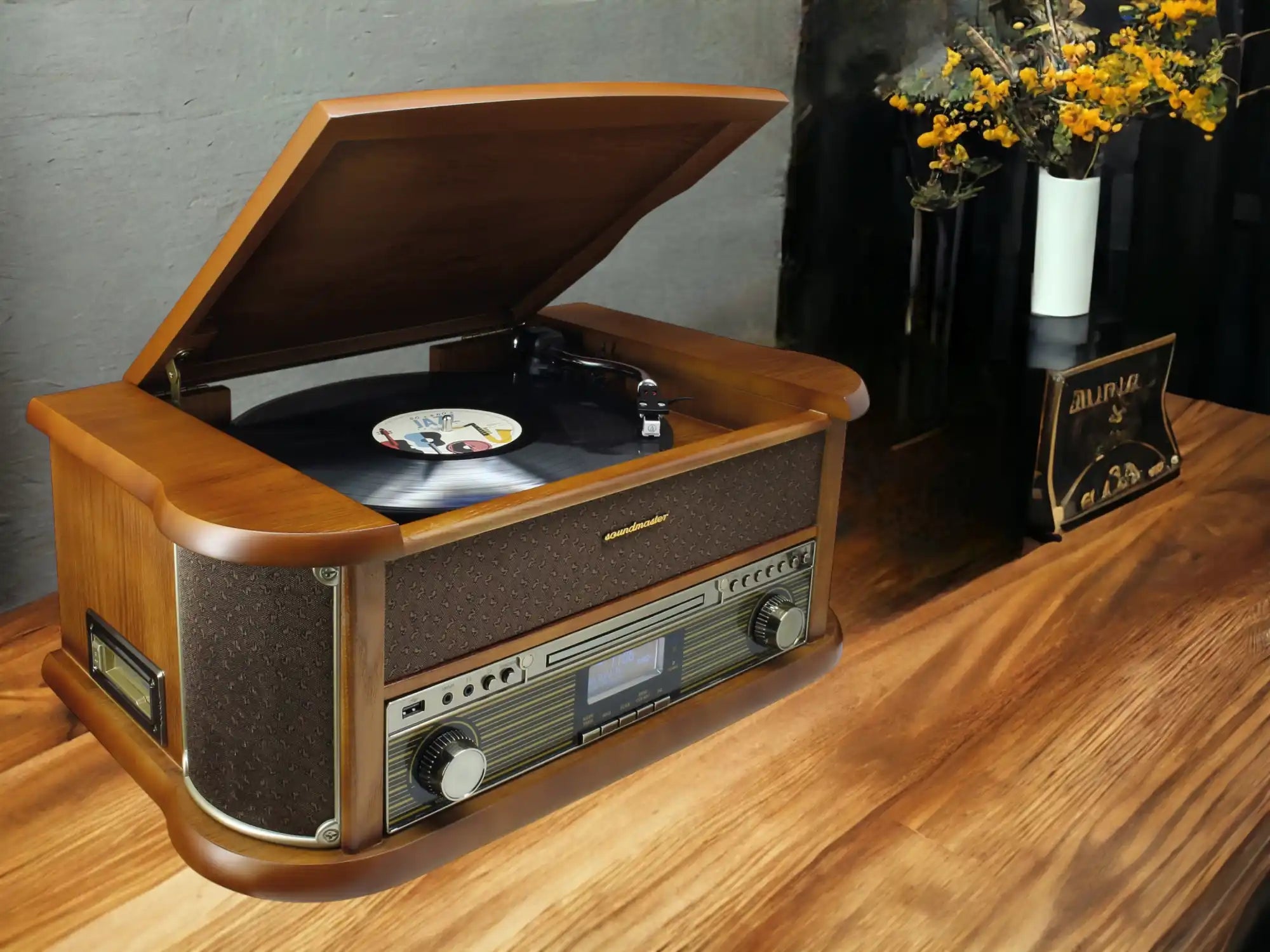 Vintage-stil Holz-Plattenspieler mit integriertem Radio und CD-Player.