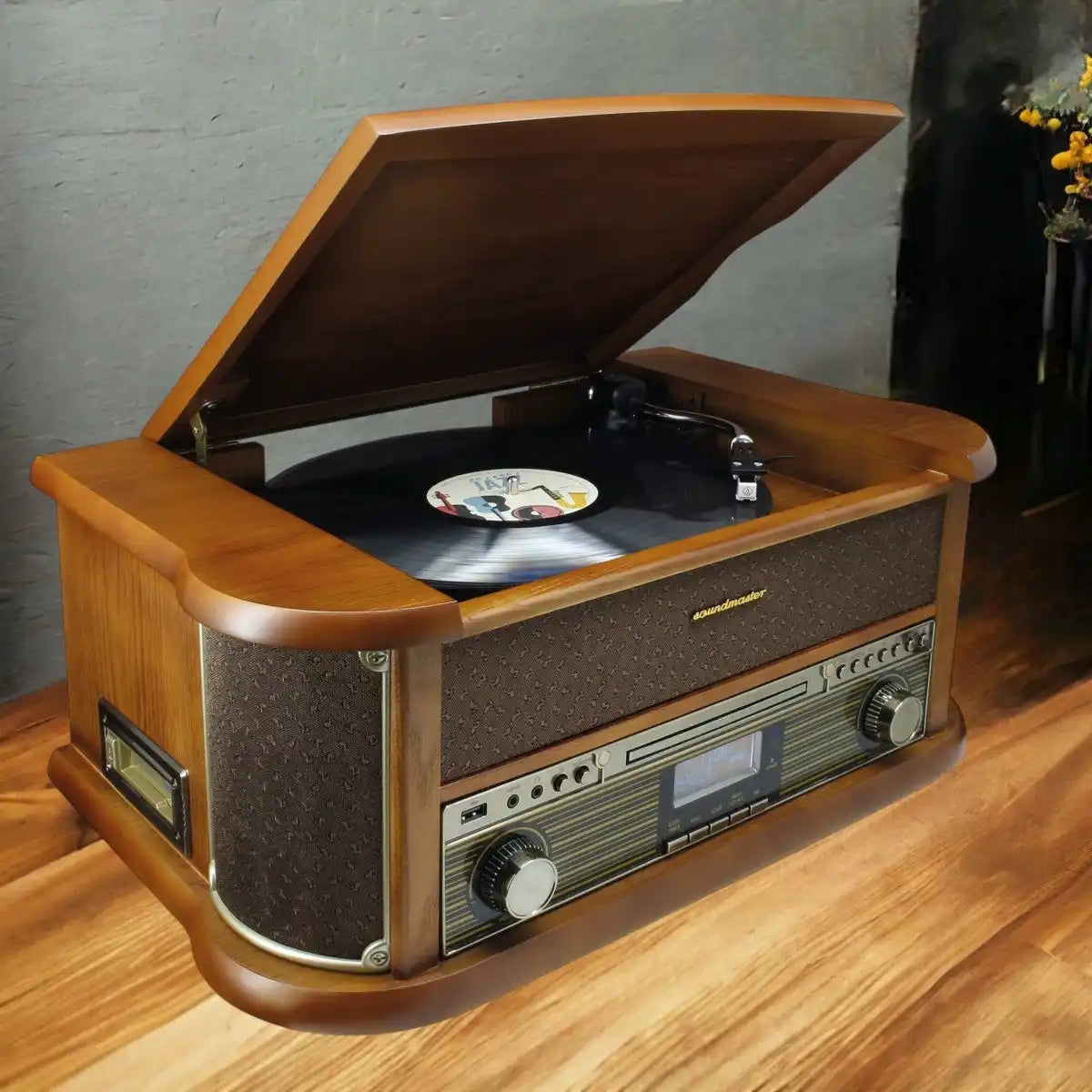 Vintage-Style Holz-Schallplattenspieler mit eingebautem Radio und CD-Player.