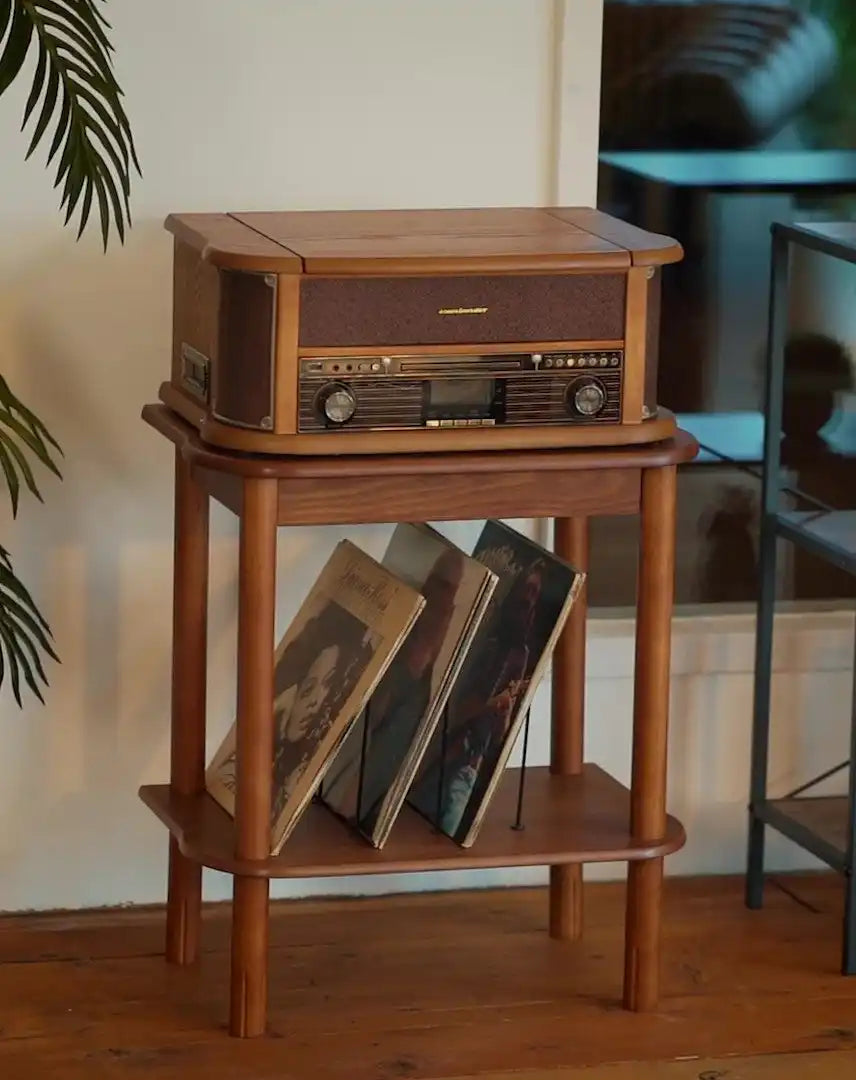 Vintage-Holzplattenspieler mit Radio auf einem gestuften Stand, der Vinyl-Alben enthält.