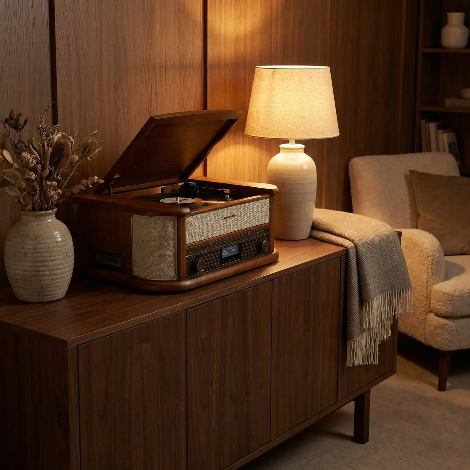 Warmtoniger Holz-Plattenspieler mit strukturiertem beigefarbenem Lautsprechergitter und vintage-stilisierten Bedienelementen.